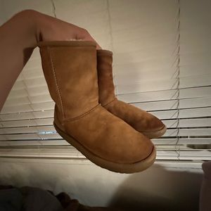 UGG WOMEN CLASSIC SIZE 7